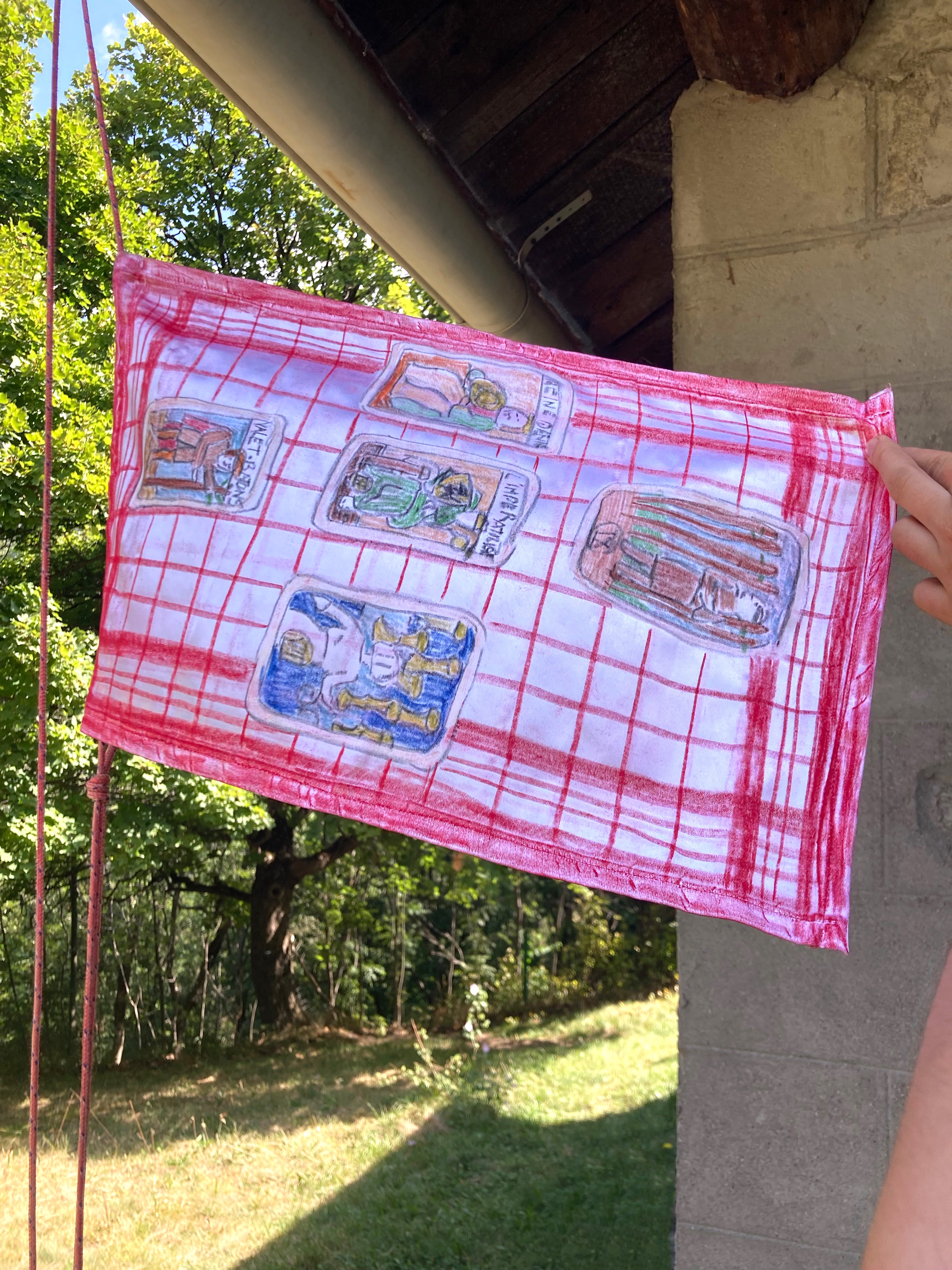 Volte-face, 2023-en cours, drapeaux en tissu, pastel gras, réalisé à Malus Rivus - Orelle